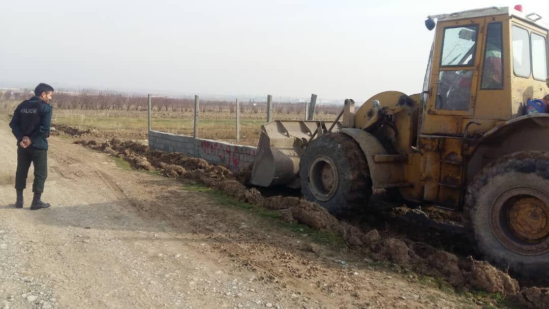 خبرنگاران هشت بنای غیرمجاز در اراضی کشاورزی تاکستان تخریب شد