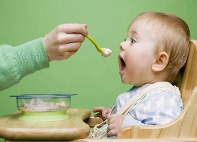 غذای کمکی نوزاد را از چه زمانی آغاز کنیم؟